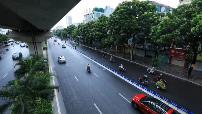 Mượn làn vài trăm mét giờ đi làm: mức phạt đi sai làn, lấn làn, đè vạch năm 2026 với ô tô và xe máy