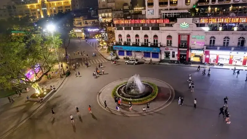 Tối cuối tuần đưa cả nhà từ Yên Mỹ lên phố đi bộ Hồ Gươm: giờ cấm xe, xuống xe ở đâu, mấy giờ về